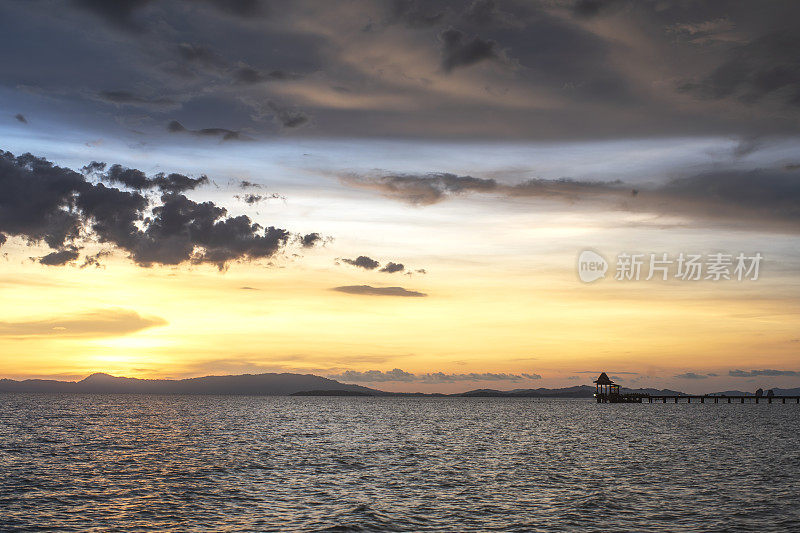 在泰国普吉岛和甲米之间的安达曼海上的岛，Koh Yao Yai的夜景。